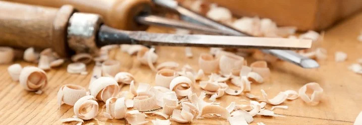 Holzhobel und Holzspäne